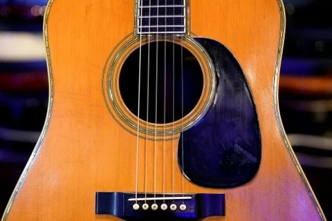 Đàn guitar của Eric Clapton được mua lại với giá 625.000 USD