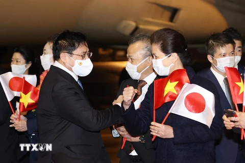 Cán bộ, nhân viên Đại sứ quán Việt Nam tại Nhật Bản đón Thủ tướng Phạm Minh Chính tại Sân bay quốc tế Haneda. (Ảnh: Dương Giang/TTXVN)