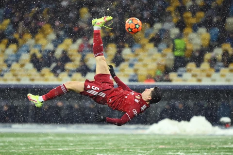Lewandowski ghi bàn thắng tuyệt đẹp vào lưới Dinamo Kiev. (Nguồn: Getty Images)