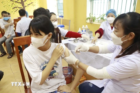 [Photo] Vĩnh Phúc tiêm vaccine phòng COVID-19 cho trẻ từ 12-17 tuổi