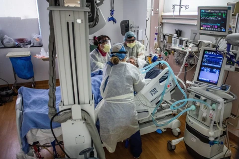 Nhân viên y tế điều trị cho bệnh nhân COVID-19 tại bệnh viện ở Tarzana, bang California, Mỹ. (Ảnh: AFP/TTXVN)