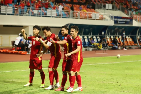 Các cầu thủ Đội tuyển Việt Nam vui mừng với bàn thắng ghi vào lưới Đội tuyển Malaysia. (Ảnh: Thế Vũ/TTXVN)