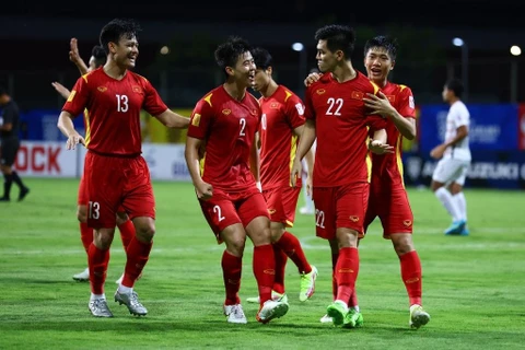 Các cầu thủ Việt Nam ăn mừng sau pha làm bàn của Tiến Linh. (Nguồn: Getty Images)