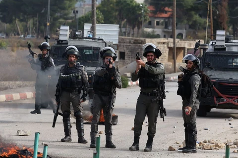 Israel cho phép binh sỹ bắn vào người biểu tình ném đá của Palestine