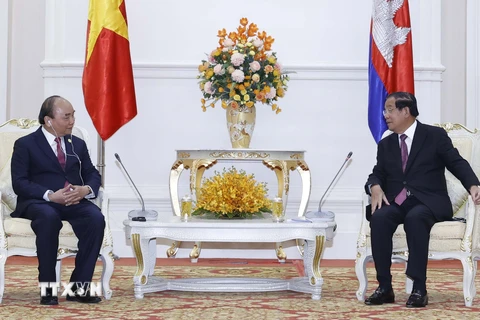 Hình ảnh Chủ tịch nước Nguyễn Xuân Phúc gặp Thủ tướng Campuchia