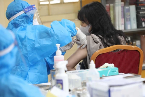 Tiêm mũi 2 vaccine phòng COVID-19 cho học sinh trường THPT Việt Đức trong sáng 22/12. (Ảnh: Thanh Tùng/TTXVN)