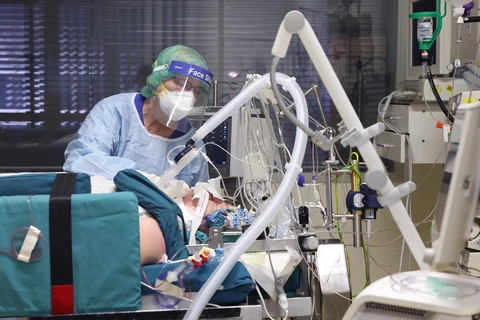 Nhân viên y tế điều trị cho bệnh nhân COVID-19 tại bệnh viện ở Magdeburg, Đức ngày 28/4/2021. (Ảnh: AFP/TTXVN)