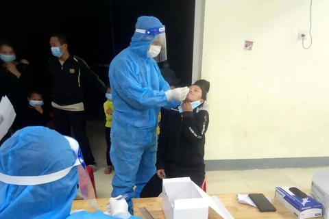 Nhân viên y tế lấy mẫu xét nghiệm COVID-19 cho người dân huyện biên giới Mường Lát, Thanh Hóa. (Ảnh: Nguyễn Nam/TTXVN)