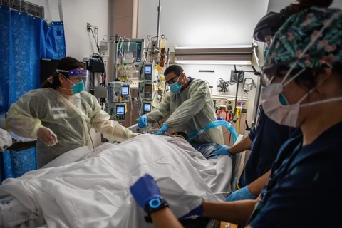Điều trị cho bệnh nhân nhiễm COVID-19 tại bệnh viện ở Tarzana, California, Mỹ. (Ảnh: AFP/TTXVN)