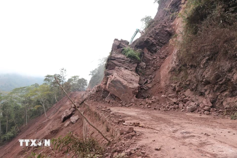 Điện Biên: Quốc lộ 4H bị tê liệt sau nhiều giờ do sạt lở từ vách núi