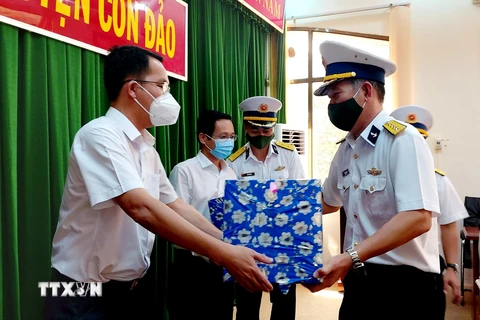 Bộ Tư lệnh Vùng 2 Hải quân thăm, chúc Tết tại huyện Côn Đảo