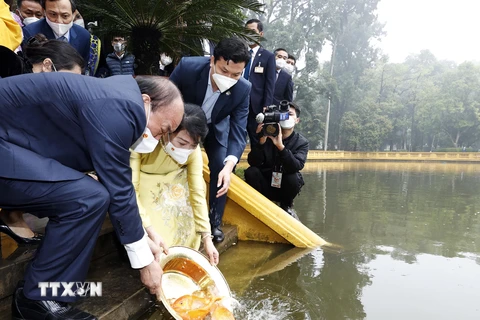 Chủ tịch nước cùng các kiều bào thả cá truyền thống tại Ao cá Bác Hồ