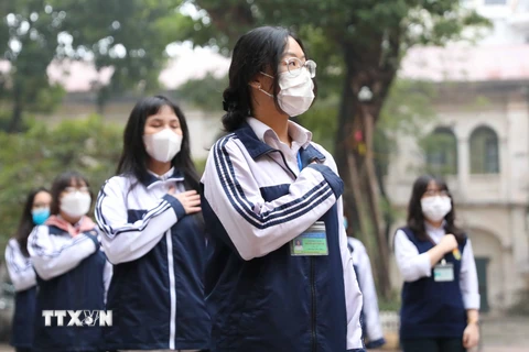Hà Nội: Học sinh khối 12 hân hoan tới trường sau kỳ nghỉ Tết