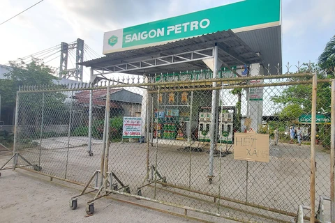 Một cửa hàng kinh doanh xăng dầu ở xã Vọng Đông (huyện Thoại Sơn) thông báo hết xăng. (Ảnh: Công Mạo/TTXVN) 