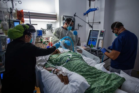 Nhân viên y tế điều trị cho bệnh nhân COVID-19 tại bệnh viện ở Tarzana, California, Mỹ. (Ảnh: AFP/TTXVN)