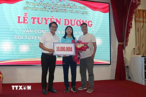 Nữ tuyển thủ bóng đá Huỳnh Như được tuyên dương tại quê nhà