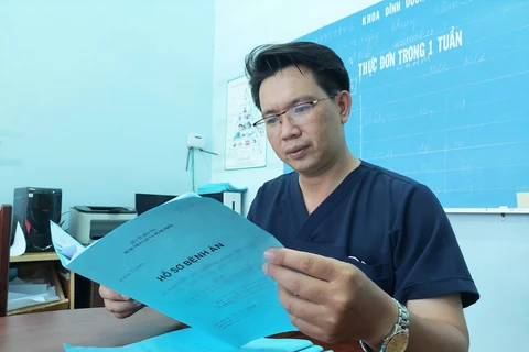 Bác sỹ trẻ Lê Kim Bình, Trưởng khu điều trị F0 nhẹ-trung bình (Bệnh viện Dã Chiến số 1). (Ảnh: Chương Đài/TTXVN)