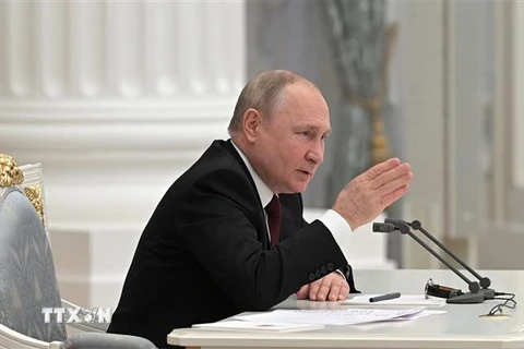 Tổng thống Nga Vladimir Putin chủ trì cuộc họp khẩn với Hội đồng An ninh tại Moskva, ngày 21/2/2022. (Ảnh: AFP/TTXVN) 