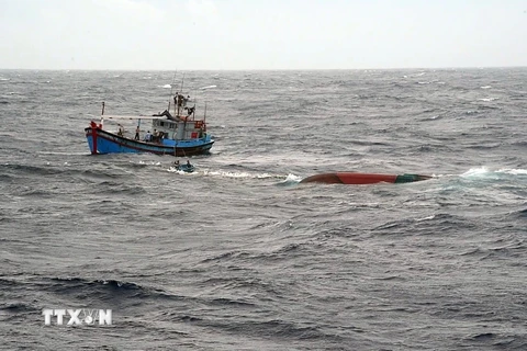 Tàu Vùng 2 Hải quân hỗ trợ cứu 11 ngư dân Khánh Hòa gặp nạn trên biển