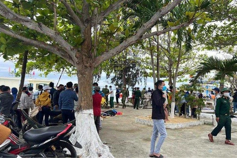 Quảng Nam: Canô chở nhiều du khách bị lật trên biển Cửa Đại