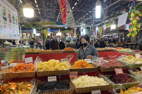 Gian hàng hoa quả sấy khô của Việt Nam tại Hội chợ. (Ảnh: Nguyễn Thu Hà/PV TTXVN tại Pháp)