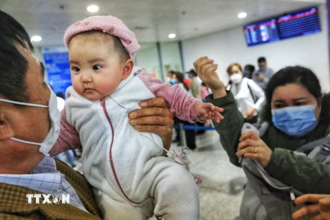 [Photo] Thêm chuyến bay từ Romania đưa người Việt tại Ukraine về nước
