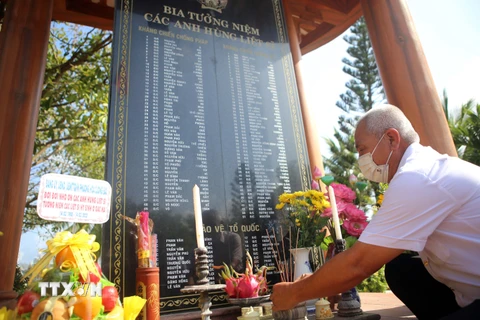 [Photo] Dâng hương, thả hoa đăng tưởng niệm các liệt sỹ tại đảo Gạc Ma