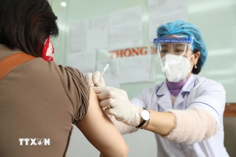Bình Dương tập trung tiêm vaccine mũi 3 cho người lao động quanh KCN