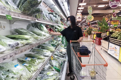 Người tiêu dùng mua sắm tại siêu thị ở Thành phố Hồ Chí Minh. (Ảnh: Mỹ Phương/TTXVN)