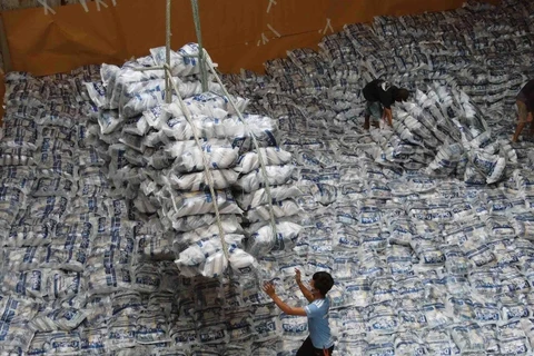 Hoạt động xuất khẩu gạo tại Tổng công ty Lương thực miền Nam. (Ảnh: Vũ Sinh/TTXVN)