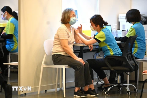 COVID-19: Hong Kong tiêm mũi vaccine thứ 4 cho người trên 60 tuổi