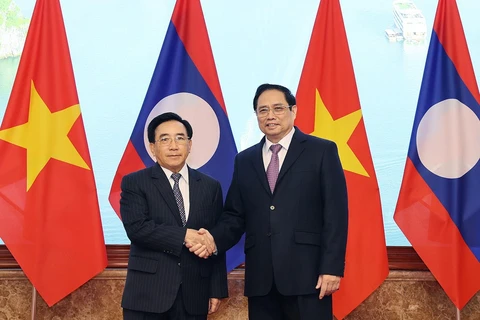 Thủ tướng Phạm Minh Chính và Thủ tướng Lào Phankham Viphavanh chụp ảnh chung. (Ảnh: Dương Giang/TTXVN)