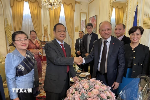 Các cơ quan đại diện Việt Nam ở Pháp chúc mừng Tết Bun Pi May của Lào