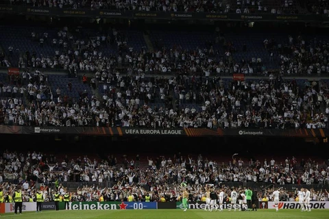 HLV Xavi bất bình vì số lượng cổ động viên Frankfurt ở Camp Nou