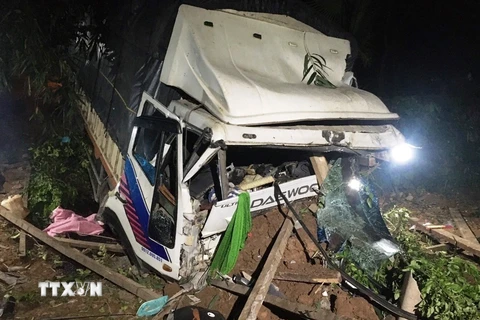 Quảng Bình: Ôtô tải lao thẳng vào nhà dân khiến 6 người thương vong