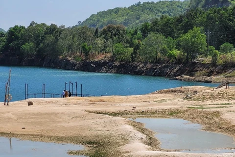 Hồ Đá Xanh (phường Kim Dinh, thành phố Bà Rịa) là mỏ đá đã hết hạn khai thác từ lâu không được khôi phục lại môi trường. (Ảnh: Hoàng Nhị/TTXVN)