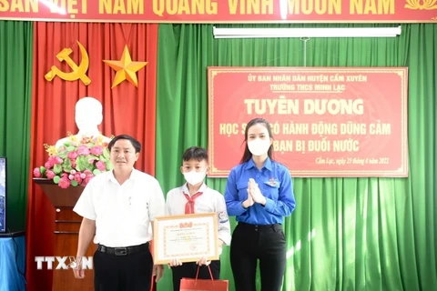 Tỉnh đoàn Hà Tĩnh trao tặng Bằng khen cho em Nguyễn Văn Dương vì đã có hành động dũng cảm cứu bạn nhỏ khỏi đuối nước. (Ảnh: Hoàng Ngà/TTXVN)