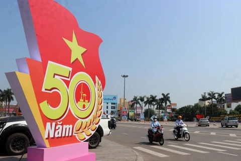 Lô gô tuyên truyền 50 năm ngày giải phóng Quảng Trị được đặt tại trung tâm thành phố Đông Hà. (Ảnh: Nguyên Lý/TTXVN)