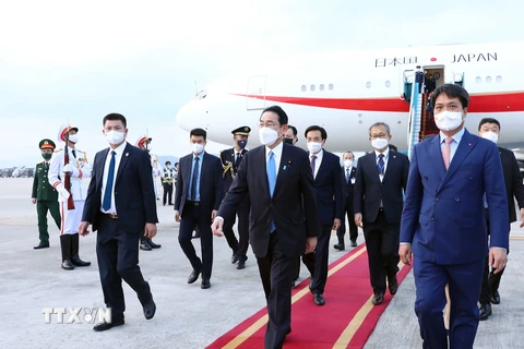 Thủ tướng Nhật Bản Kishida Fumio đến sân bay Quốc tế Nội Bài (Hà Nội). (Ảnh: Phạm Kiên/TTXVN)