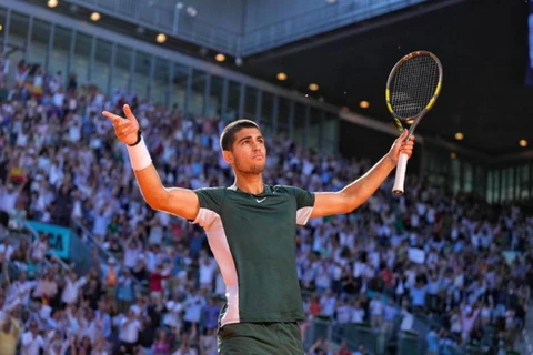 Tay vợt 19 tuổi gây sốc khi đánh bại cả Nadal và Djokovic