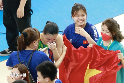 Khoảnh khắc xúc động của VĐV Ngô Phương Mai khi hoàn thành nội dung thi đấu 3m đôi nữ. (Ảnh: Trọng Đạt/TTXVN)