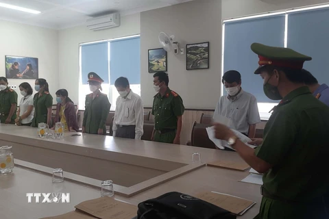 Các cơ quan chức năng thi hành các quyết định của Viện Kiểm sát Nhân dân tỉnh Đắk Lắk tại trụ sở CDC Đắk Lắk. (Ảnh: Tuấn Anh/TTXVN)