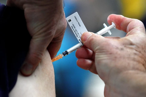 Tiêm vaccine ngừa COVID-19 cho người dân. (Ảnh: AFP/TTXVN)