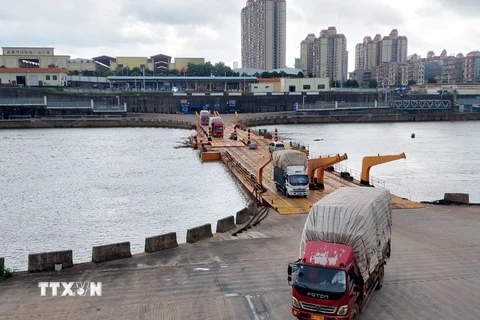 Thông quan Lối mở cầu phao tạm Km3+4: Khơi thông hàng hóa Việt-Trung