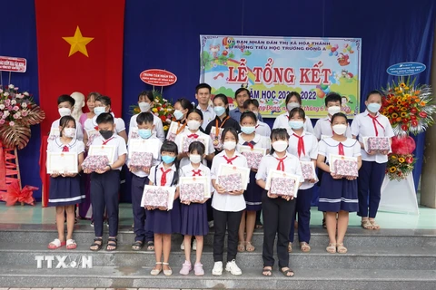 Thanh niên TTXVN tặng sách vở cho học sinh nghèo hiếu học tại Tây Ninh