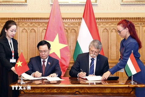 Chủ tịch Quốc hội ký Thỏa thuận hợp tác mới giữa QH Việt Nam-Hungary
