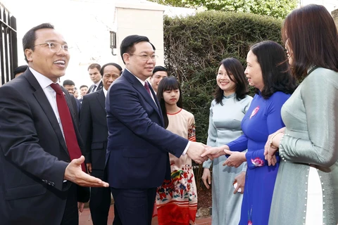 Chủ tịch Quốc hội gặp gỡ cán bộ, nhân viên ĐSQ và cộng đồng người Việt