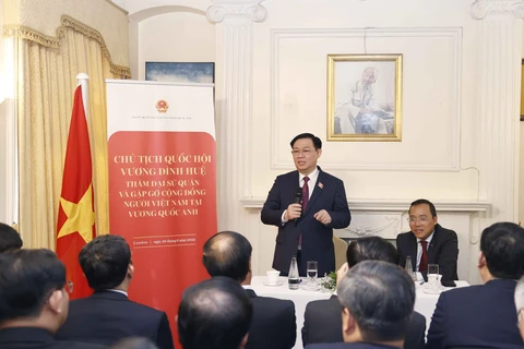 Chủ tịch Quốc hội thăm Đại sứ quán và gặp gỡ cộng đồng người Việt Nam