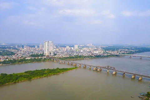 Cầu Long Biên vắt qua sông Hồng nối liền quá khứ với hiện tại. (Ảnh: TTXVN phát)