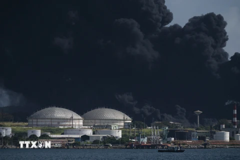 Nỗ lực không ngừng nghỉ để khống chế vụ cháy kho dầu lớn nhất Cuba